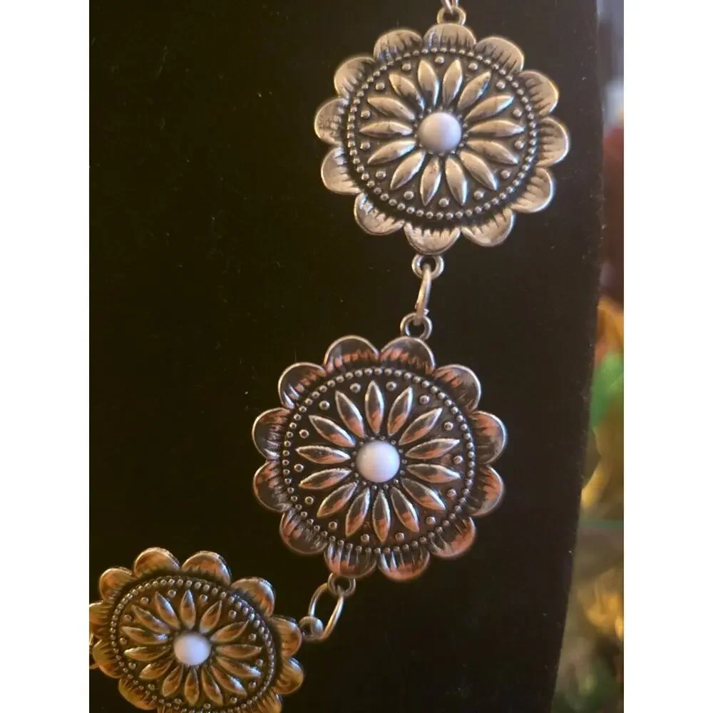 Vintage Silver-Tone Floral Medallion Necklace E 18 Inch
